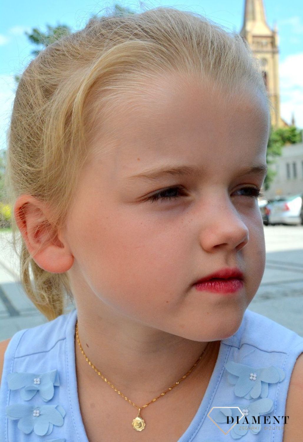 Złota zawieszka medalik Matka Boska ZA 5397 333. Medalik będący wspaniałą pamiątką i prezentem z okazji chrztu, komunii czy bierzmowania. Zawieszka wykonana ze złota próby 333. Piękna biżuteria o bogatej symbolice religijne.jpg